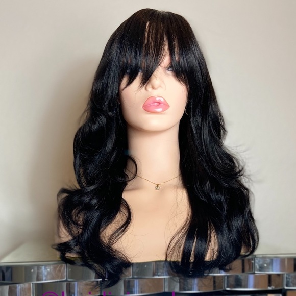 Black wig wavy layered with bang 20 inch long - Picture 2 of 7